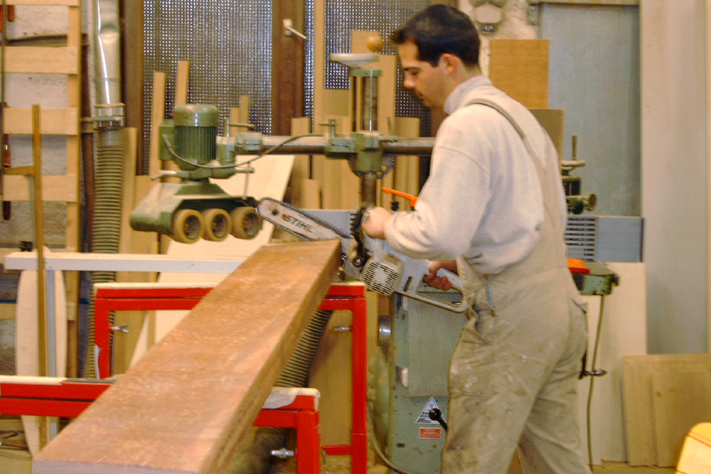In unserer Werkstatt wird das Holz für den neuen oberen Rahmen grob zugeschnitten.